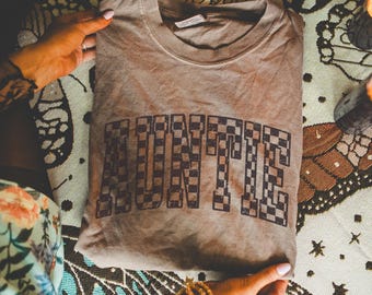 retro checkered auntie t-shirt, Comfort Colors auntie t-shirt, retro auntie shirt, aunt shirt, new aunt gift, pregnancy announcement