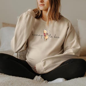 mom to be sweatshirt, Winnie the Pooh mommy to bee sweatshirt, Winnie the Pooh pregnancy sweatshirt, Disney mom to be sweatshirt