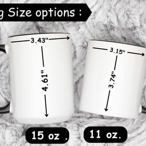 Op de afbeelding: Twee witte keramische mokken met zwarte handvatten en een zwarte rand. De mok links is 15 oz en meet 3,43 inch breed en 4,61 inch hoog. De mok rechts is 11 oz en meet 3,15 inch breed en 3,74 inch hoog.