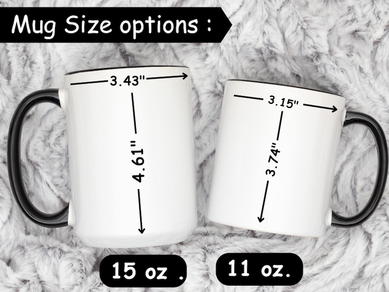 Op de afbeelding: Twee witte keramische mokken met zwarte handvatten en een zwarte rand. De mok links is 15 oz en meet 3,43 inch breed en 4,61 inch hoog. De mok rechts is 11 oz en meet 3,15 inch breed en 3,74 inch hoog.