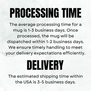 Op de afbeelding: Tekstafbeelding met de kop "PROCESSING TIME" en de tekst "De gemiddelde verwerkingstijd voor een mok is 1-3 werkdagen. Zodra de mok is verwerkt, wordt deze binnen 1-2 werkdagen verzonden. We zorgen voor een tijdige afhandeling om aan uw leververwachtingen te voldoen."  De kop "DELIVERY" en de tekst "De geschatte levertijd binnen de VS is 3-5 werkdagen."