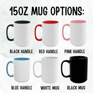 Op de afbeelding: Zes 15oz mokken met verschillende handvat- en mok kleuren. De mokken zijn wit met zwarte, rode, roze, blauwe en witte handvatten. E&eacute;n mok is zwart met een zwart handvat.  150Z MUG OPTIONS: staat bovenaan de afbeelding.