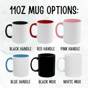 Op de afbeelding: Zes 11-ounce mokken met verschillende handvat- en mok kleuren. De mokken zijn wit met een gekleurde rand en handvat. De kleuren zijn zwart, rood, roze, blauw, zwart en wit.