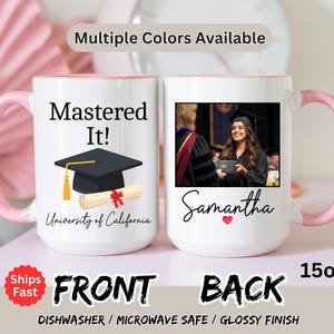 Peut inclure: Mug en céramique blanche avec une anse et un bord roses. Le devant de la tasse indique "Mastered It!" avec un dessin de chapeau de graduation et de diplôme. Le dos de la tasse a une photo d'une diplômée et le nom "Samantha". La tasse est de 444ml.