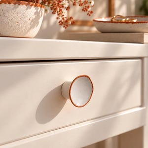 Szare uchwyty do szuflad z cementu, okrągłe uchwyty do szafek, styl skandynawski IKEA, metalowe zapięcia