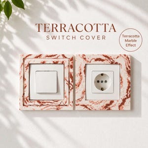 Op de afbeelding: Twee vierkante wandplaten met een terracotta marmer-effect patroon. De ene plaat heeft een witte lichtschakelaar en de andere een wit stopcontact. De tekst "TERRACOTTA SWITCH COVER" en "Terracotta Marble Effect" staan erboven.