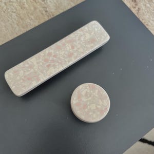 Handgemachter Schubladengriff aus Terrazzo: Minimalistische Schrankbeschläge