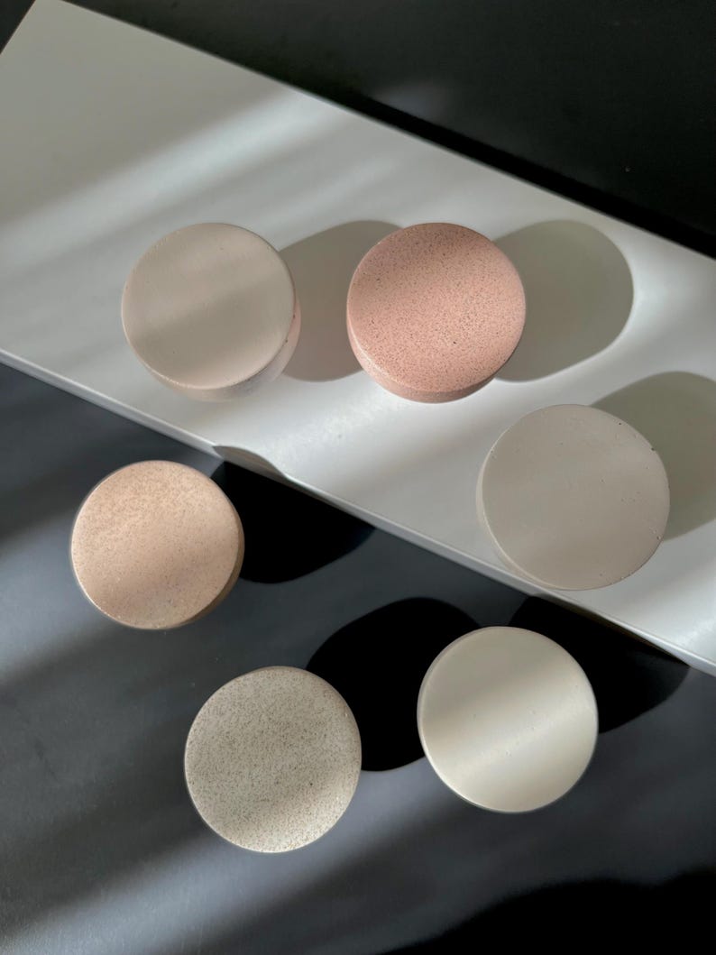 Puede incluir: Seis posavasos redondos en tonos neutros variados. Los posavasos est&aacute;n dispuestos sobre una superficie blanca, con sombras que a&ntilde;aden profundidad. Los colores incluyen beige, rosa y blanco roto. Los posavasos parecen estar hechos de un material texturizado.