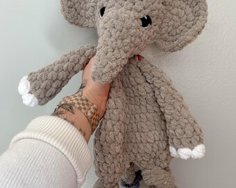 Elefante fatto a mano all'uncinetto / Peluche morbido amigurumi / Colori personalizzati / Decorazione per la cameretta dei bambini / Regalo per bambini