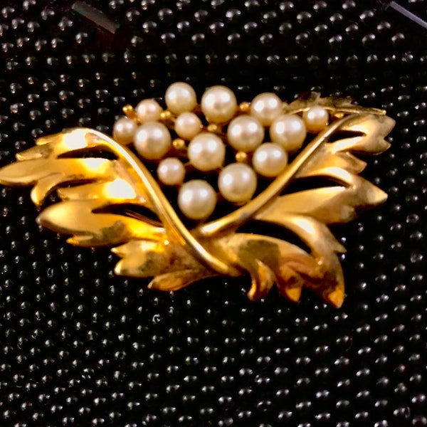 Vintage 1980’s golden Brooch pin pearl paved berries & golden leaves