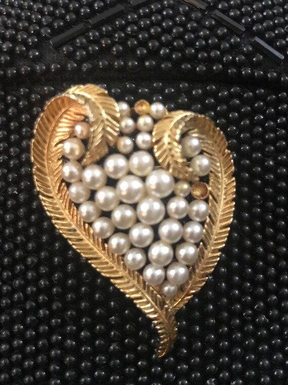 Vintage 1980’s golden Brooch pin pearl paved heart