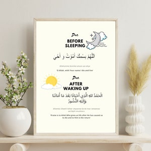Puede incluir: Un diseño de arte de pared imprimible con fondo blanco y texto negro. El diseño presenta dos oraciones islámicas en escritura árabe con traducciones al inglés. La oración superior es para recitar antes de dormir, y la oración inferior es para recitar después de despertarse. El diseño incluye ilustraciones simples de una luna y estrellas para la oración del sueño y un sol para la oración del despertar.