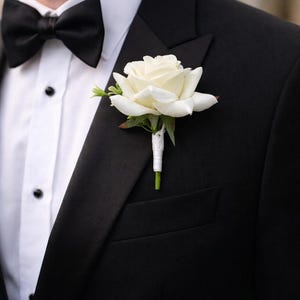 Hochwertige Handarbeit – Rosen-Ansteckblume für den Bräutigam, Hochzeitscorsage, einzelne elfenbeinfarbene Rose