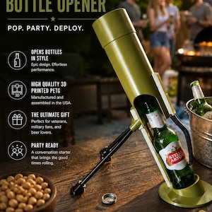 Könnte beinhalten: Olivgrüner Mörserrohr-Flaschenöffner mit einer Stella Artois Bierflasche. Der Öffner ist 3D-gedruckt und in den USA entworfen. Der Text auf dem Bild lautet "Launch good times. Every time."