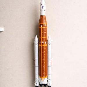 Väggfäste för NASA:s rymduppskjutningssystem för AMT1423M | SLS-displayställ i skala 1:200