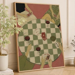 Peut inclure: Une impression d'art murale rectangulaire encadrée représentant une vue de dessus de quatre personnes assises autour d'une table ronde au motif à carreaux verts et blancs. La scène inclut des cartes à jouer, des verres à vin et un petit bol.