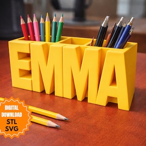 Puede incluir: Un juego de tres tazas de cerámica con un esmalte moteado de color crema. Cada taza presenta un diseño floral pintado a mano en tonos azules, verdes y amarillos. Las tazas tienen una forma simple y redondeada y un asa cómoda.