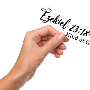 Naklejka Ateista, Zabawna naklejka Ateista, Jestem dziewczyną z Ezechiela 23:18-21, Naklejka Agnostyczna, Antyreligijna, Antykościelna, Niereligijna