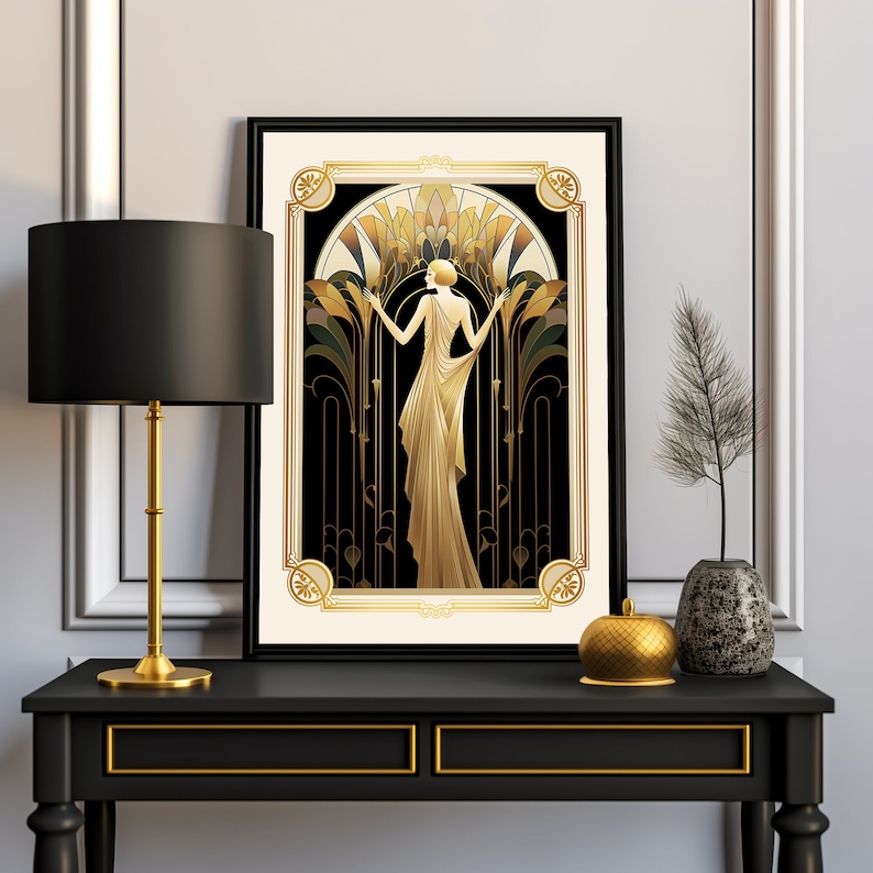 Puede incluir: Una impresi&oacute;n art&iacute;stica enmarcada que presenta a una mujer con un vestido dorado de pie en un dise&ntilde;o geom&eacute;trico negro y dorado. El dise&ntilde;o recuerda al estilo Art Deco.