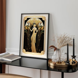 Puede incluir: Una impresi&oacute;n art&iacute;stica enmarcada que presenta a una mujer con un vestido dorado de pie en un arco decorativo con acentos dorados y negros. El fondo es negro con detalles dorados.