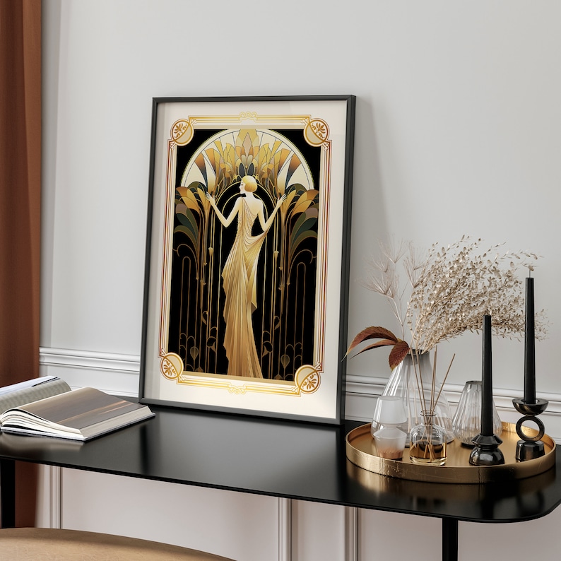 Puede incluir: Una impresi&oacute;n art&iacute;stica enmarcada que presenta a una mujer con un vestido dorado de pie en un arco decorativo con acentos dorados y negros. El fondo es negro con detalles dorados.