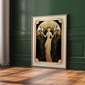 Puede incluir: Una impresi&oacute;n art&iacute;stica enmarcada que presenta a una mujer con un vestido dorado de pie en un arco decorativo con acentos dorados y verdes. El fondo es negro.