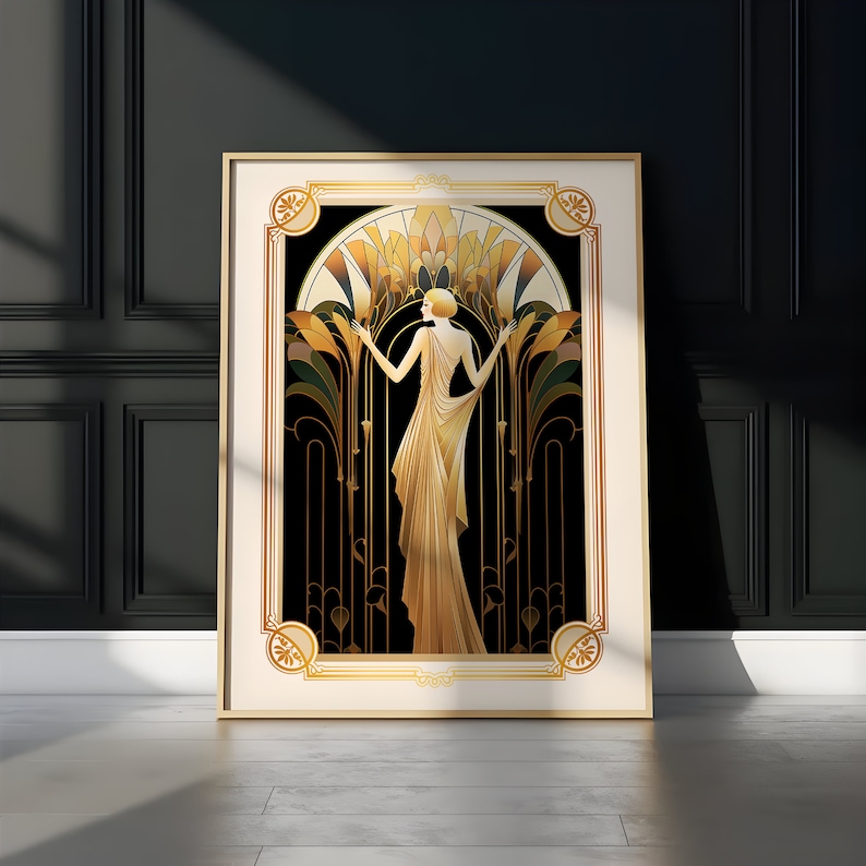 Puede incluir: Una impresi&oacute;n art&iacute;stica enmarcada que presenta a una mujer con un vestido dorado de pie en un arco decorativo con detalles dorados y verdes. El fondo es negro.