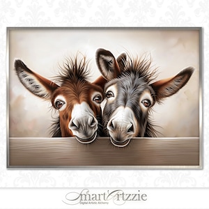 Puede incluir: Dos burros, uno marrón y otro gris, miran por encima de una valla de madera. Ambos miran a la cámara con una expresión juguetona.