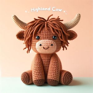 K&ouml;nnte beinhalten: Ein braunes, geh&auml;keltes Pl&uuml;schtier Highland Cow mit einer langen, zotteligen M&auml;hne und einem freundlichen Gesicht. Das Spielzeug sitzt auf einer hellblauen Oberfl&auml;che.