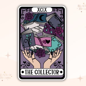 K&ouml;nnte beinhalten: Eine violette Tarotkarte mit der Nummer XCIX und dem Text "THE COLLECTOR" in Schwarz. Die Karte zeigt ein Paar H&auml;nde, die einen Stapel B&uuml;cher mit Rosen und einem Halbmond halten.