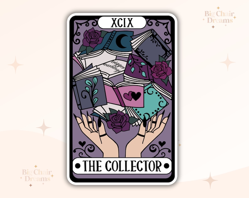 K&ouml;nnte beinhalten: Eine violette Tarotkarte mit der Nummer XCIX und dem Text "THE COLLECTOR" in Schwarz. Die Karte zeigt ein Paar H&auml;nde, die einen Stapel B&uuml;cher mit Rosen und einem Halbmond halten.