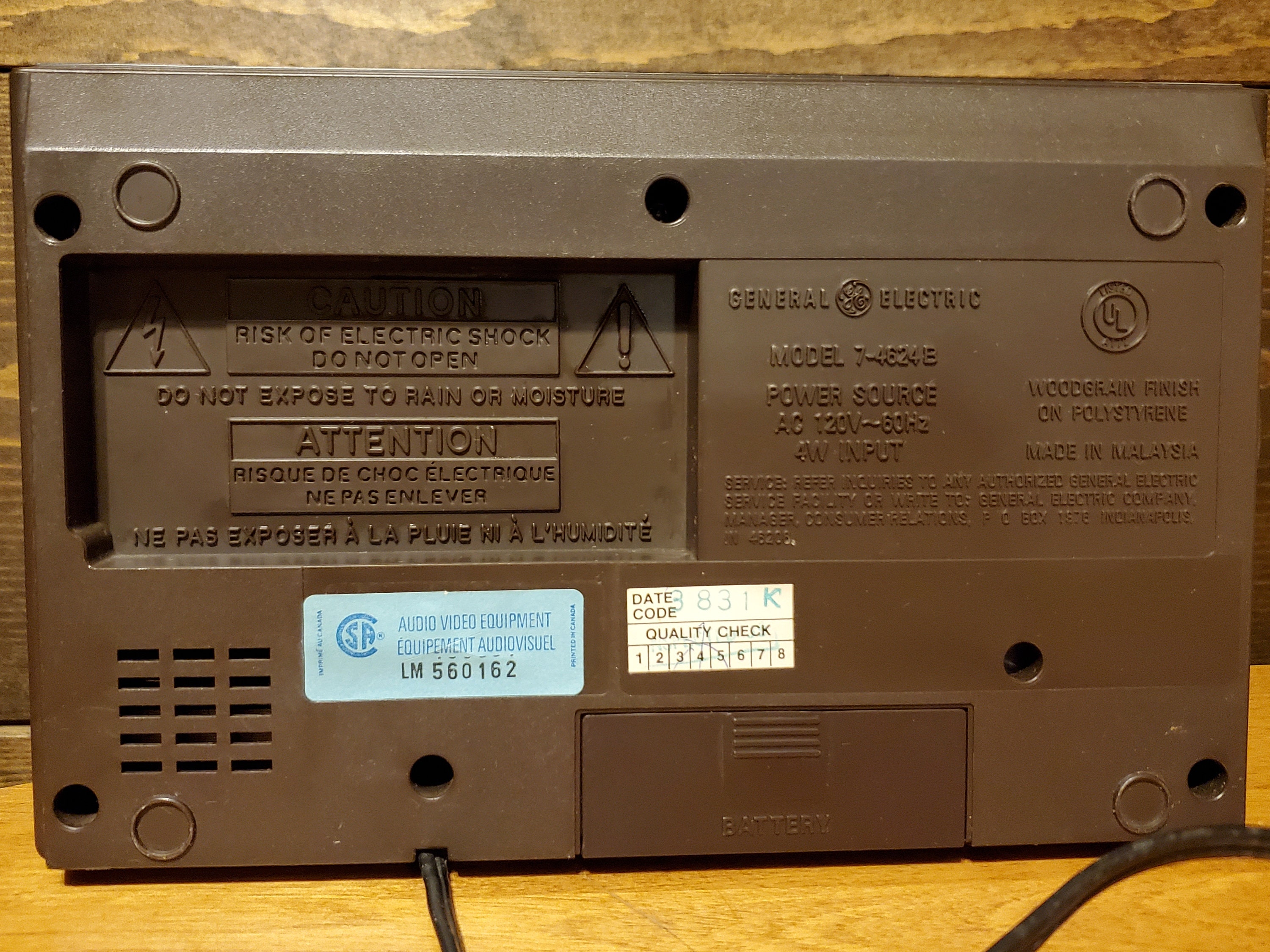 1980s General Electric GE Digital Alarm Clock Radio Vintage Retro Digital LED Display Woodgrain