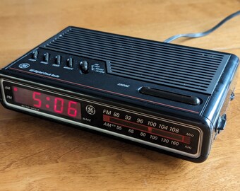 1990s General Electric GE Digital Alarm Clock Radio Model 7-4614A