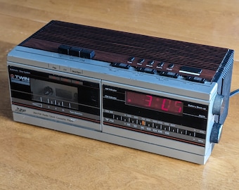 Vintage Pulser AM/FM Clock Radio Cassette Player - Digital Display Alarm Retro Woodgrain Metal