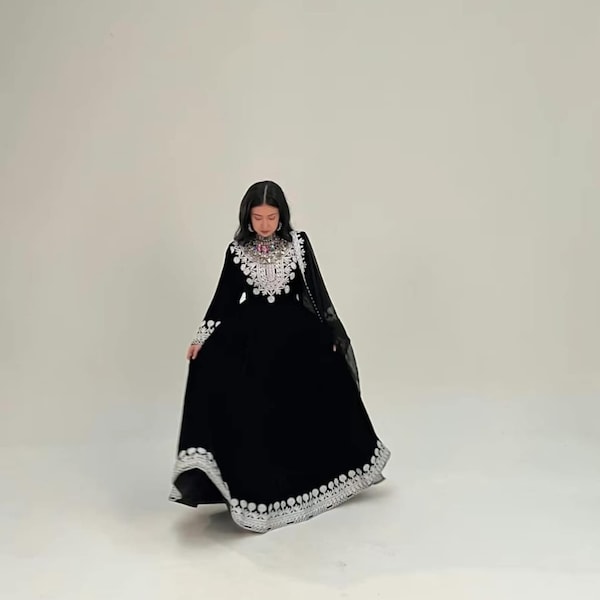 Traditionelle Charma gestickte afghanische Frauen schwarzes Kleid | Jetzt shoppen
