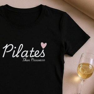 Maglietta divertente per allenamento in palestra con scritta Pilates e Prosecco, Principessa del Pilates, Sessione di yoga, Regalo per Pilates, Bevitore di Prosecco