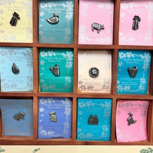 Pines de peltre de solapa Danforth Pewters, diseños absolutamente hermosos, nuevos, vintage de finales de la década de 1980