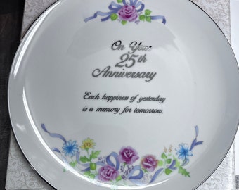 25e plaque anniversaire, chaque bonheur d'hier est un souvenir pour demain. Assiette de collection en porcelaine, par Russ, toute neuve, jamais utilisée