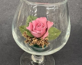 Flor de rosa rosa en un vaso. Esta rosa es tan hermosa hoy como lo era hace 34 años. Un regalo que le encantará mirar. Nuevo, nunca usado