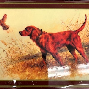 Cartas de baralho e fichas em uma linda caixa de madeira com um cão de caça. Infelizmente, a laca da capa está descascando em algumas áreas, veja a foto