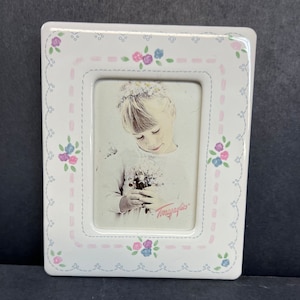 Floral Picture Frame 5x7 Terragrahics White laced border with flowers , by Terragraphics, Vintage, Brand New, Never used