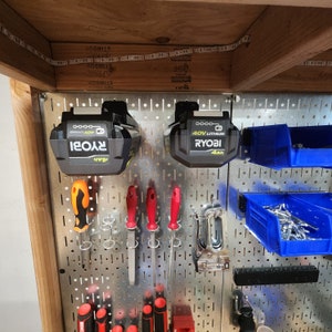 Akumulator Ryobi 40 V 4 Ah do montażu na tablicy perforowanej.