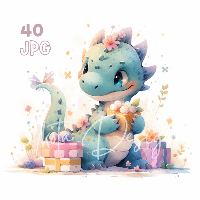 Puede incluir: Un drag&oacute;n azul claro con flores rosas en la cabeza sostiene un pastel amarillo y blanco. El drag&oacute;n est&aacute; de pie en un campo de flores y hay cajas de regalo rosas y amarillas en el suelo.