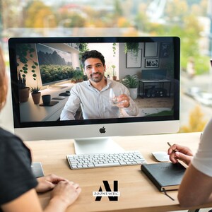 Puede incluir: Dos personas est&aacute;n teniendo una videollamada en una computadora. La persona en la pantalla est&aacute; sosteniendo un vaso de agua y sonriendo. Las personas en el otro extremo de la llamada est&aacute;n mirando la pantalla.