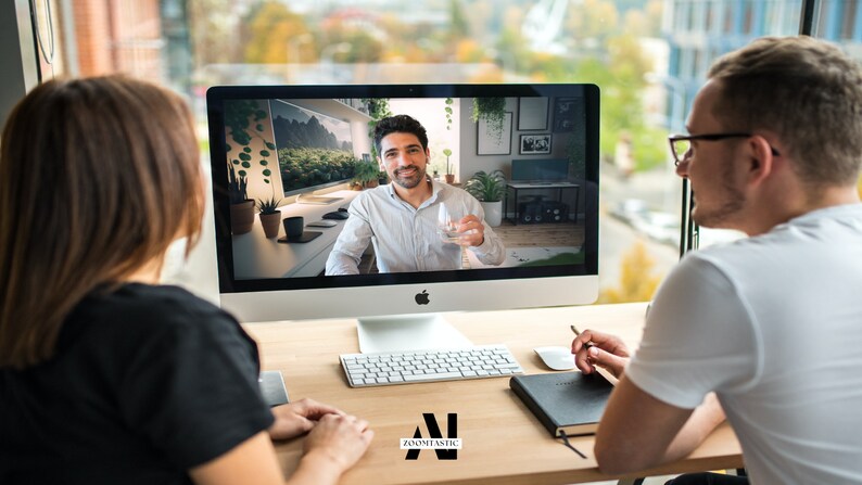 Puede incluir: Dos personas est&aacute;n teniendo una videollamada en una computadora. La persona en la pantalla est&aacute; sosteniendo un vaso de agua y sonriendo. Las personas en el otro extremo de la llamada est&aacute;n mirando la pantalla.