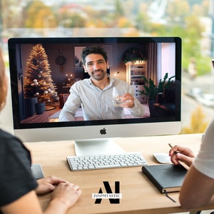 K&ouml;nnte beinhalten: Zwei Personen f&uuml;hren ein Video-Gespr&auml;ch auf einem Computer. Die Person auf dem Bildschirm h&auml;lt ein Glas Wasser und l&auml;chelt. Im Hintergrund steht ein Weihnachtsbaum.
