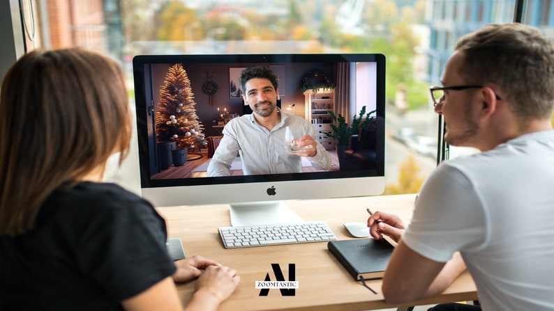 K&ouml;nnte beinhalten: Zwei Personen f&uuml;hren ein Video-Gespr&auml;ch auf einem Computer. Die Person auf dem Bildschirm h&auml;lt ein Glas Wasser und l&auml;chelt. Im Hintergrund steht ein Weihnachtsbaum.