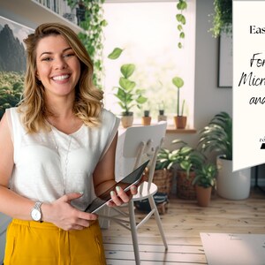 Puede incluir: Una mujer con un top blanco sin mangas y pantalones amarillos sostiene una tableta en una oficina en casa. El texto en la pared dice "F&aacute;cil de usar! Para Zoom, Microsoft Teams y m&aacute;s..." con un logotipo que dice "ZoomText Inc."