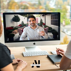 Puede incluir: Dos personas est&aacute;n en una videollamada. La persona en la pantalla est&aacute; sosteniendo un vaso de agua y est&aacute; sentada en un jard&iacute;n. La persona de la izquierda est&aacute; mirando la pantalla, mientras que la persona de la derecha est&aacute; mirando la pantalla y sosteniendo un bol&iacute;grafo.