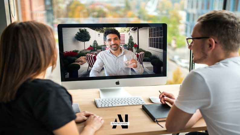 Puede incluir: Dos personas est&aacute;n en una videollamada. La persona en la pantalla est&aacute; sosteniendo un vaso de agua y est&aacute; sentada en un jard&iacute;n. La persona de la izquierda est&aacute; mirando la pantalla, mientras que la persona de la derecha est&aacute; mirando la pantalla y sosteniendo un bol&iacute;grafo.